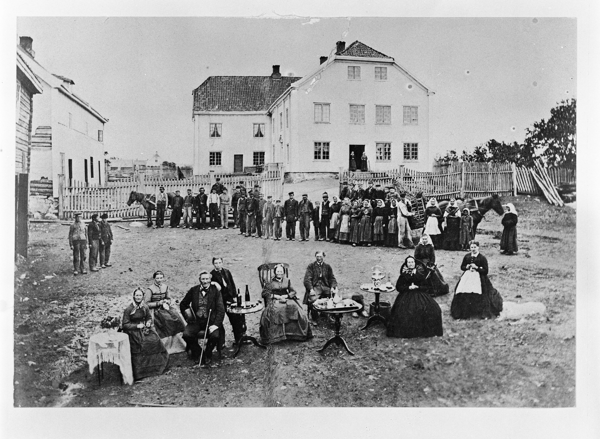 Gruppebilde fra gården Rogneby i Østre Toten 1869. Ett hovedbilde pluss tre utsnitt.
Personene er fra venstre: Inge Marie Rogneby, ukjent, Johannes Sund på Rogneby, Adolf Rogneby, Berthe Rogneby (f.Æskerud), Martinius Rogneby,, Karen Margrethe Alfstad (f.Enger).
