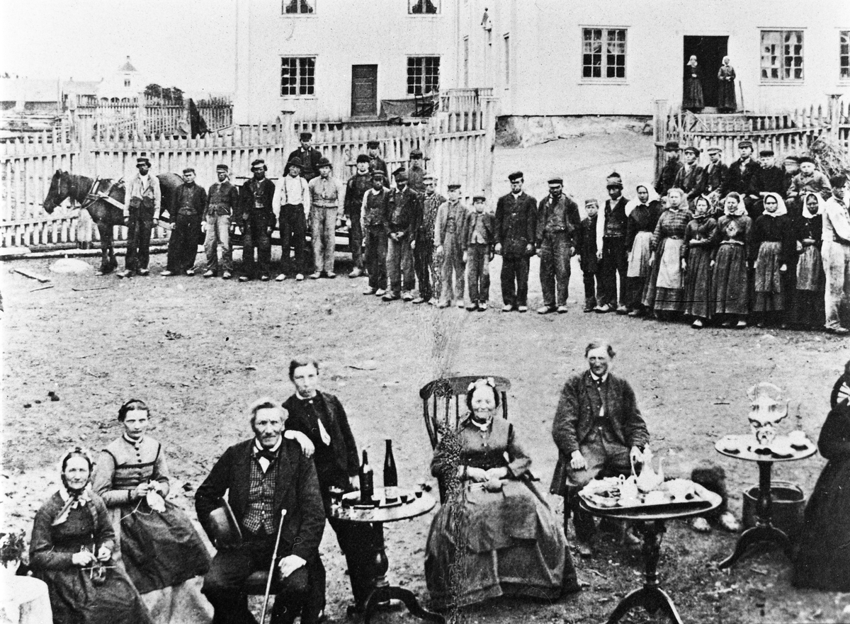 Gruppebilde fra gården Rogneby i Østre Toten 1869. Ett hovedbilde pluss tre utsnitt.
Personene er fra venstre: Inge Marie Rogneby, ukjent, Johannes Sund på Rogneby, Adolf Rogneby, Berthe Rogneby (f.Æskerud), Martinius Rogneby,, Karen Margrethe Alfstad (f.Enger).