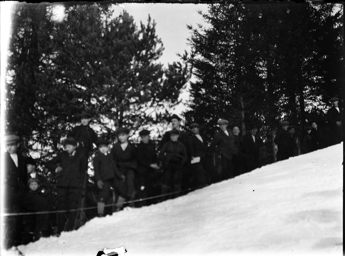 Fotosamling etter Bendik Ketilson Taraldlien (1863-1951) Fyresdal. Gårdbruker, fotograf og skogbruksmann. Fotosamlingen etter fotograf Taraldlien dokumenterer områdene Fyresdal og omegn. 
Vintermotiv med skihopp i Kvålen.