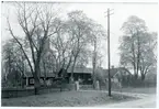 Tortuna sn, Västerås kn.
Tortuna prästgård, med kyrkan i bakgrunden, 1942.