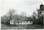 Tortuna sn, Västerås kn.
Tortuna prästgård, med kyrkan i bakgrunden, 1942.