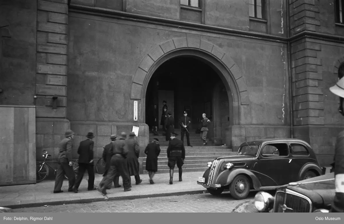 Møllergata 19, politistasjon, hovedinngang, mennesker, politi, bil