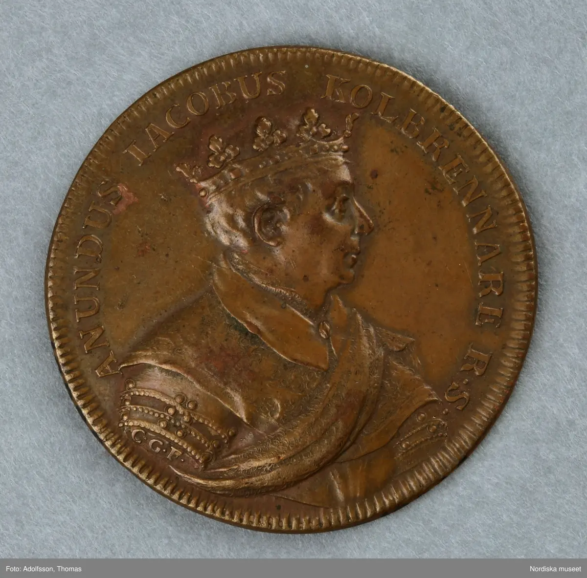 Huvudliggaren:
"Minnespenningar.
a. I koppar. Öfver Anund Jakob. Jmfr. Hildebrand, B.E. 'Sveriges och svenska konungahusets minnespenningar, praktmynt och belöningsmedaljer, del 2, sid 549, nr 8. (Obs. Gravörens namn är 'C G F'.)
b. I koppar. Gustaf II Adolf skänker Vasaättens arfvegods till Uppsala universitet och utfärdar nya privilegier 1624. Åtsidan: konungens bröstbild, Jmfr. Hildebrand, B.E. 'Sveriges och svenska konungahusets minnespenningar, praktmynt och belöningsmedaljer, del 1, sid. 107, nr 9b.
c. I brons. En blombärande aloë på kungl. rådet, grefve Nils Gyldenstolpes gård Noor i Knifsta socken i Uppland år 1708-1709. Åtsidan: Karl XIIs bröstbild, jmfr. Hildebrand, B.E. 'Sveriges och svenska konungahusets minnespenningar, praktmynt och belöningsmedaljer, del 1, sid. 561, nr 138.
Medföljde dr A. Hazelii sändning i mars 1882. Se anmärkn. vid 32.645."

Inv.nr 10924-10926 är eventuellt dubbelförda på inv.nr 32545-32646.
/Ingrid Frankow 2007-05-07