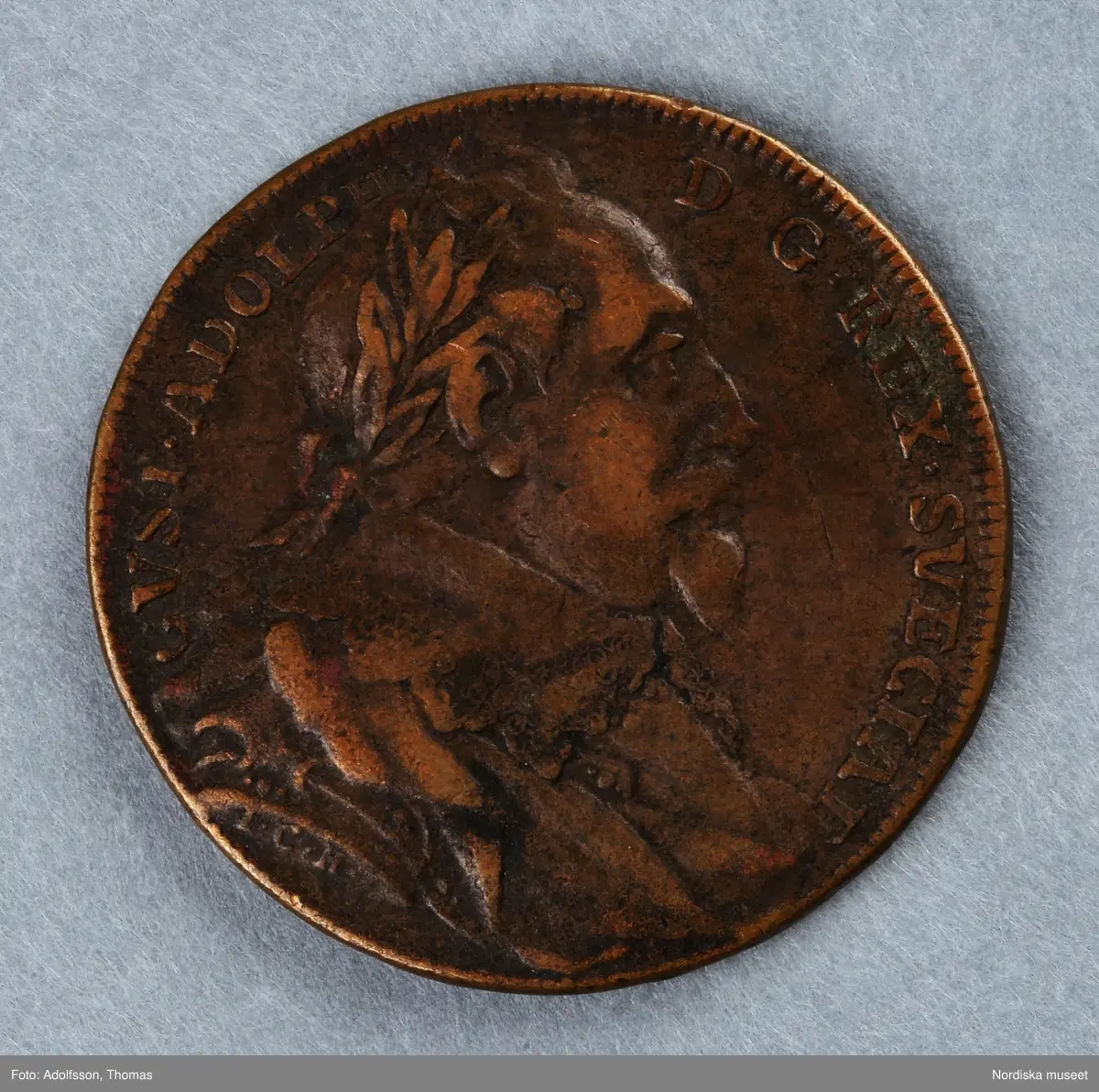 Huvudliggaren:
"Minnespenningar.
a. I koppar. Öfver Anund Jakob. Jmfr. Hildebrand, B.E. 'Sveriges och svenska konungahusets minnespenningar, praktmynt och belöningsmedaljer, del 2, sid 549, nr 8. (Obs. Gravörens namn är 'C G F'.)
b. I koppar. Gustaf II Adolf skänker Vasaättens arfvegods till Uppsala universitet och utfärdar nya privilegier 1624. Åtsidan: konungens bröstbild, Jmfr. Hildebrand, B.E. 'Sveriges och svenska konungahusets minnespenningar, praktmynt och belöningsmedaljer, del 1, sid. 107, nr 9b.
c. I brons. En blombärande aloë på kungl. rådet, grefve Nils Gyldenstolpes gård Noor i Knifsta socken i Uppland år 1708-1709. Åtsidan: Karl XIIs bröstbild, jmfr. Hildebrand, B.E. 'Sveriges och svenska konungahusets minnespenningar, praktmynt och belöningsmedaljer, del 1, sid. 561, nr 138.
Medföljde dr A. Hazelii sändning i mars 1882. Se anmärkn. vid 32.645."

Inv.nr 10924-10926 är eventuellt dubbelförda på inv.nr 32545-32646.
/Ingrid Frankow 2007-05-07