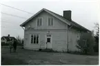 Tortuna sn, Västerås kn, Tortuna.
Stationshuset, 1985.