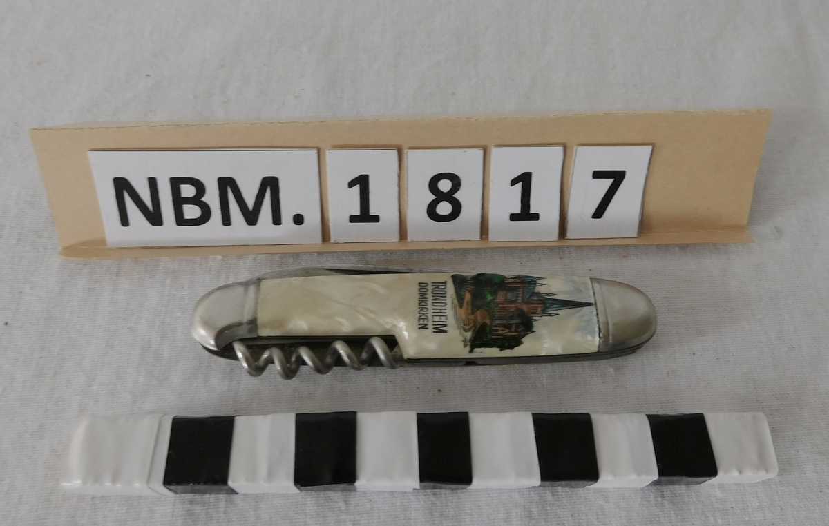 Sammenleggbar kniv.
Dekor: Nidarosdomen.