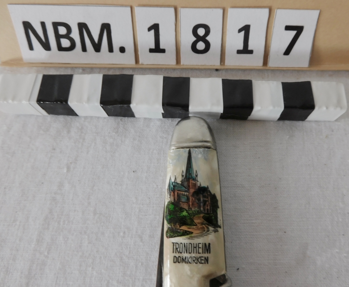 Sammenleggbar kniv.
Dekor: Nidarosdomen.