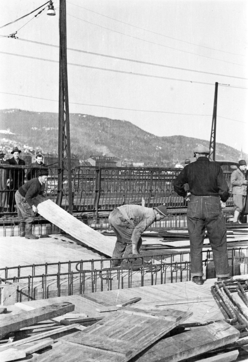 Elgeseter bru, Kranselag