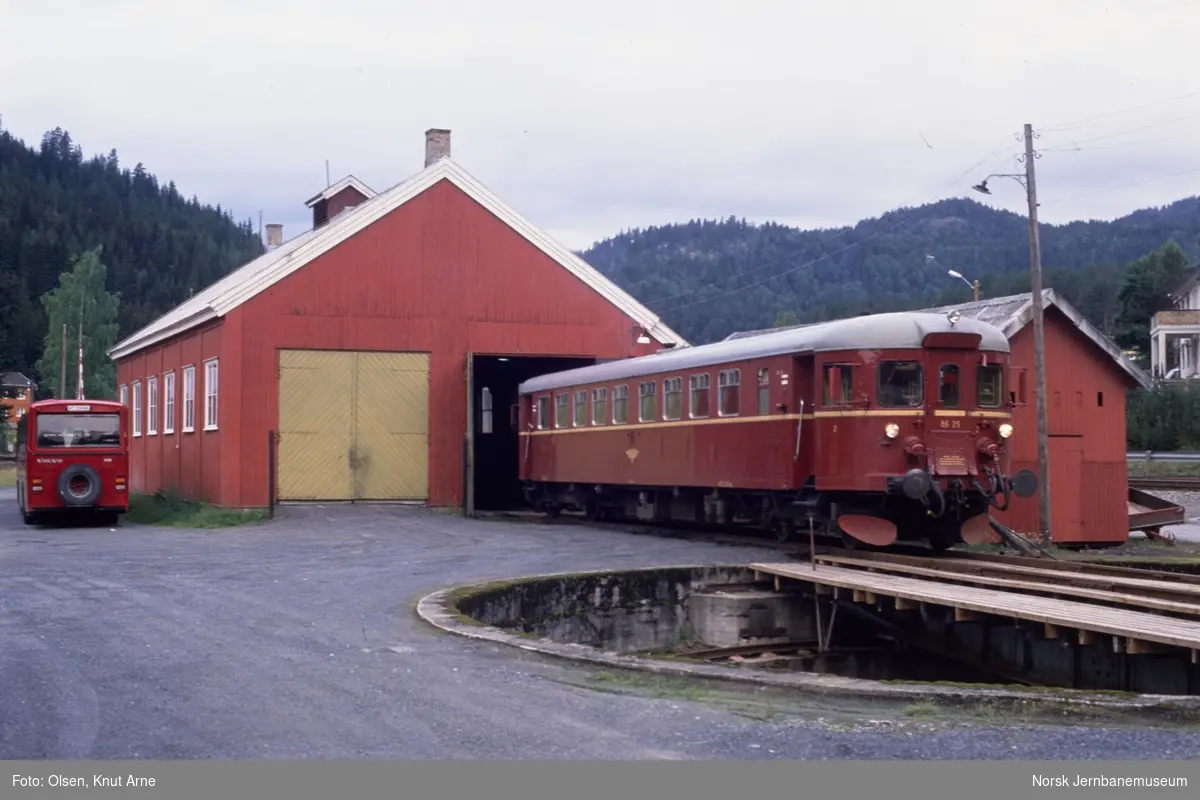 Dieselmotorvogn BM 86 25 ved lokomotivstallen på Rødberg stasjon