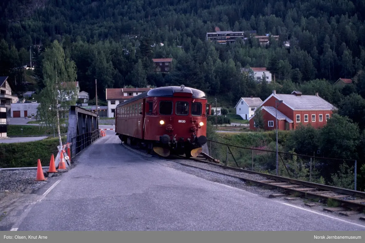 Dieselmotorvogn BM 86 20 på den kombinerte jernbane- og veibrua over Uvdalselva ved Rødberg