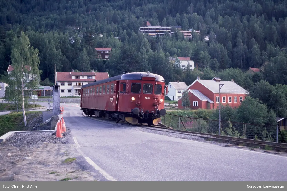 Dieselmotorvogn BM 86 20 på den kombinerte jernbane- og veibrua over Uvdalselva ved Rødberg