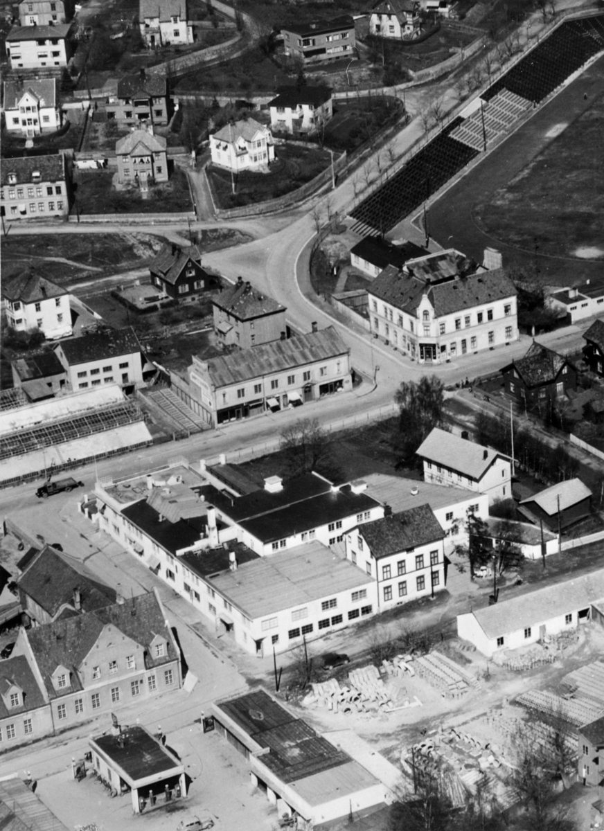 Hamar, Flyfoto, Vangsvegen 51, Ideal Flatbrødfabrikk, Baptistkirken, drivhus for Fuglseths gartneri, P. Sandviks gate, St. Olavs gate, Enggata, Oustads Mekaniske Verksted, bensinstasjon, Wieberggården Vangsvegen 62 (på hjørenet av Stadion), villaer på Holset øverst i foto,