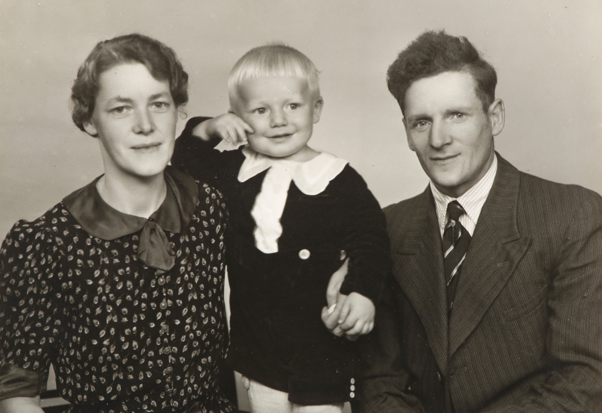 Familiegruppe 3. F.v. Emma Olsen 02.11.1911-01.12.1995, Morten Ingolf Olsen, Martin Olsen 20.09.1911-16.11.2004.