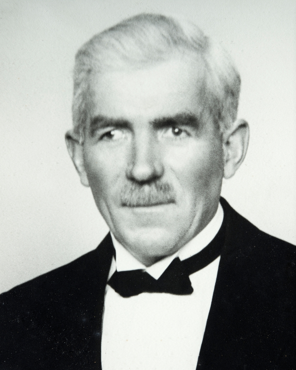Olaf Bertnsen 1893-1960. Gårdsarbeider på Staur. Bodde i Portnerboligen på Staur gård, Stange.