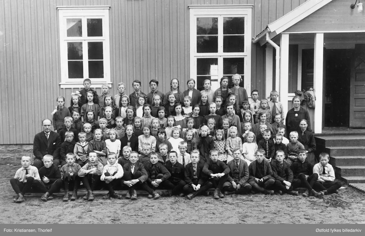 Elever og lærere ved Sanne skole 1924 i Tune, Sarpsborg. Lærere Ola Bø, Karen Goderstad og Mette Berge (den eldste). Første året på den nye Sanne skole. De elever som er 8 år og eldre har tidligere gått på de nedlagte Soli og Utne skole. Ingen navn på elever.
Rettelse: Mette Berger  heter Anette Berger.