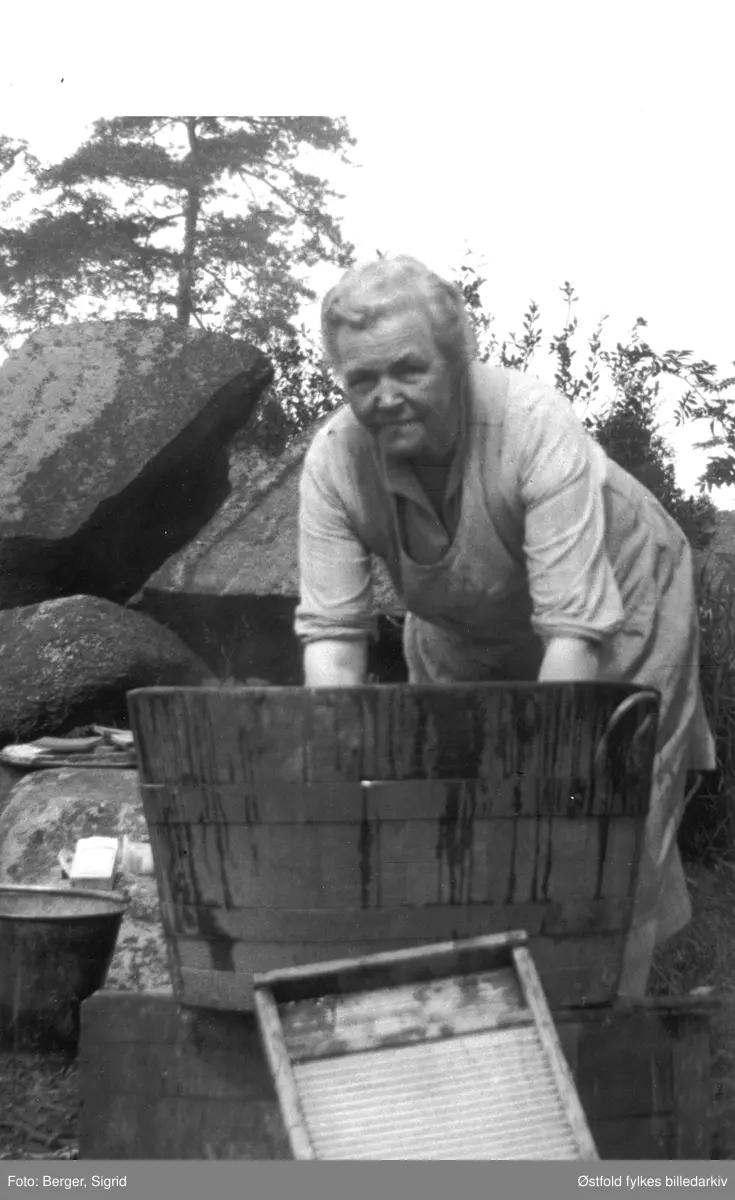 Anna Kristensen vasker tøy. Anna (1874-1954). På Fjeldstad på Greåker, Tune.
