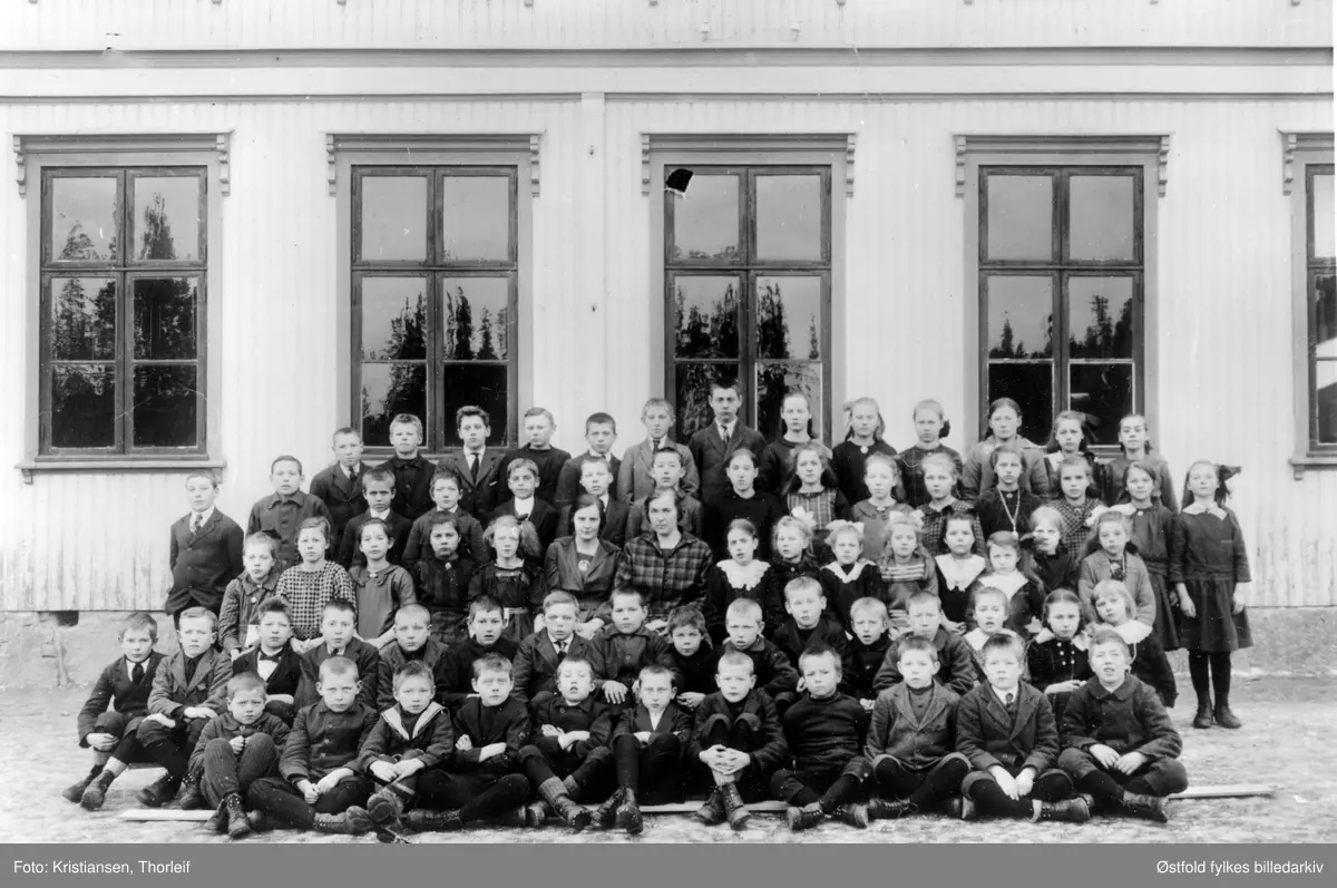 Olberg skole i Båstad med elever utenfor skolen  i 1922. I midten lærerinnene frk. Seim (storskolen) og frk. Hensrud (småskolen). Navneliste% se fotokort for plassering.

Første rekke fra høyre: Nr. 4 Bjarne Krogstad. Nr. 5 Johan Krogstad. 
Andre rekke fra høyre: nr. 7 Hans Kristian krogstad. 
Opplysning fra Knut Johansen Krogstad (2o23).