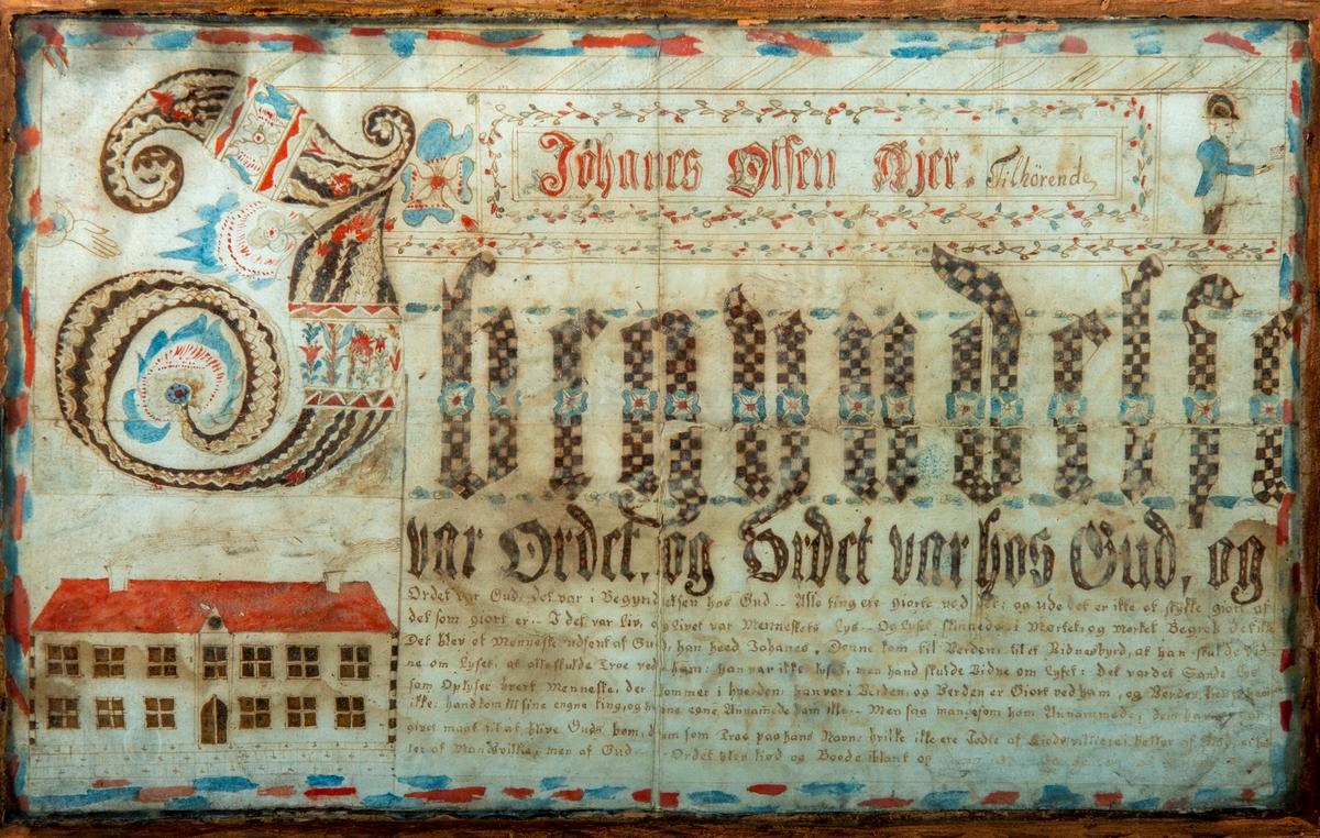 Motiv recto: Collage, med tekstildetaljer og to malte ryttere til hest, i profil vendt mot høyre. 
Motiv verso: Tekstside: "I begyndelsen var ordet og ordet var hos Gud, og (...)" "Johanes Olsen Ajer Tilhørende". Malt hus nede til venstre i motivet.