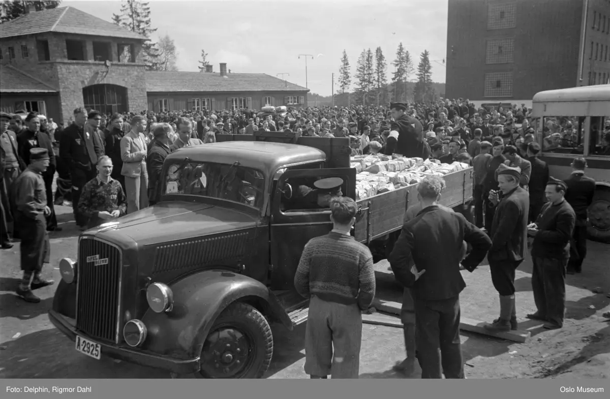 Grini fangeleir, menn, fanger, lastebil, buss, transport ut av leiren