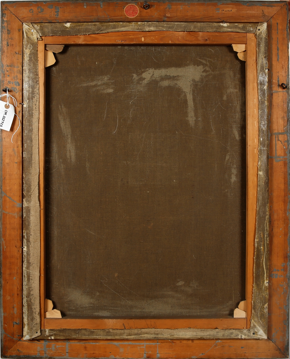 Portrett av mann en face trekvart profil. Kledd i grå krageløs frakk med ermeoppslag. Grå knapper trukket i samme stoff på ermer og frakk. Blå vest i brokade med knapper trukket i samme stoff og lommer. Hvitt halsbind med blonde, og hvit blondekant ved høyre erme. Grå parykk med hestehale. Høyre hånd stukket inn i vesten. 