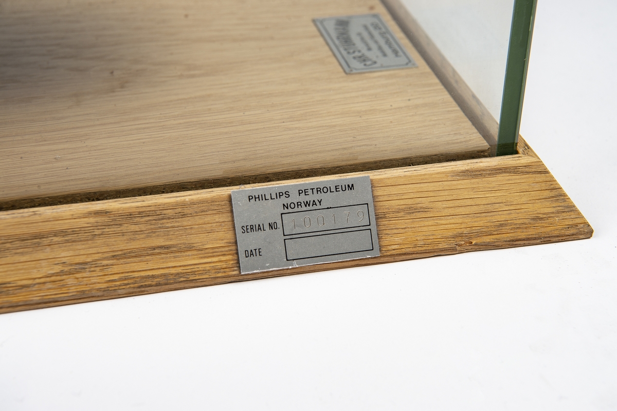 Modell av forsyningsskipet Johannisturm. Detaljert skipsmodell i monter.