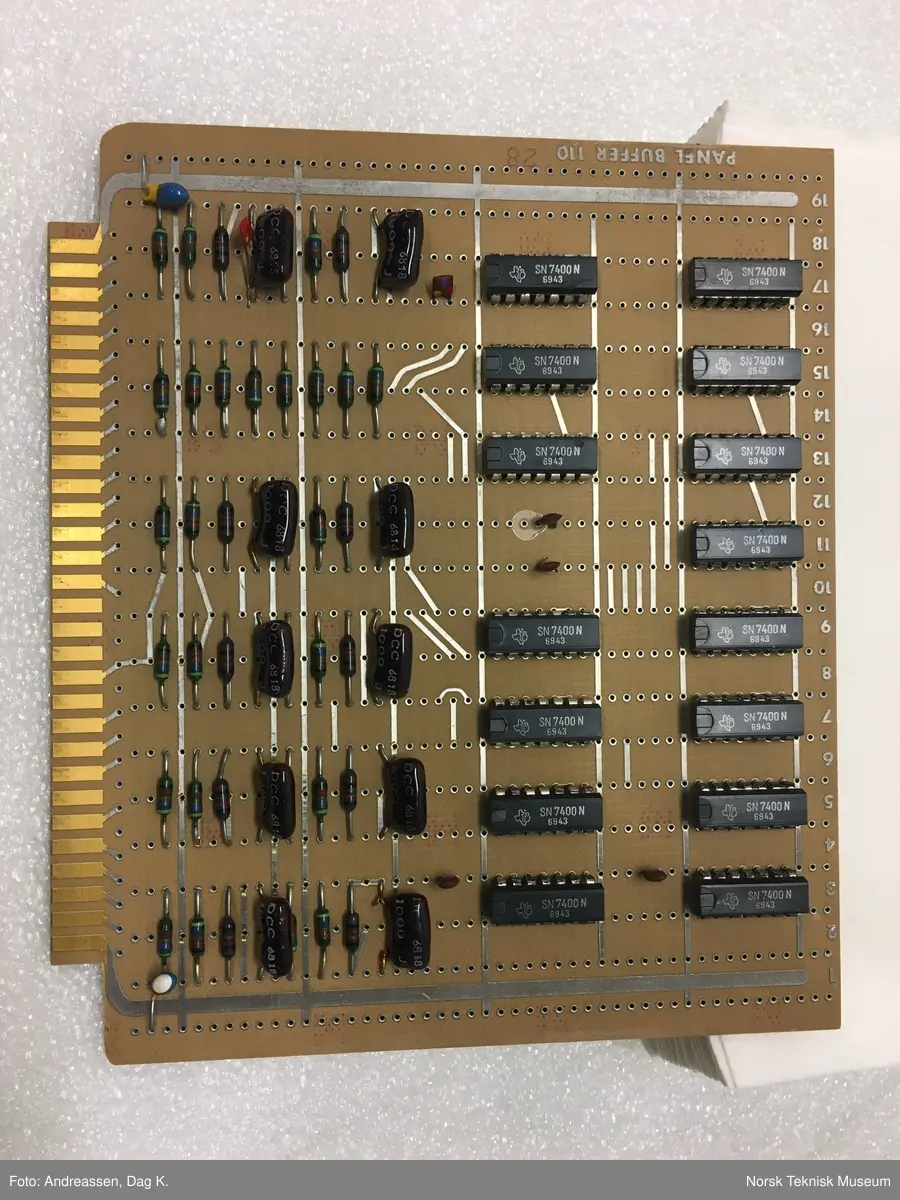 Kretskort med påloddede transistorer og IC-komponenter