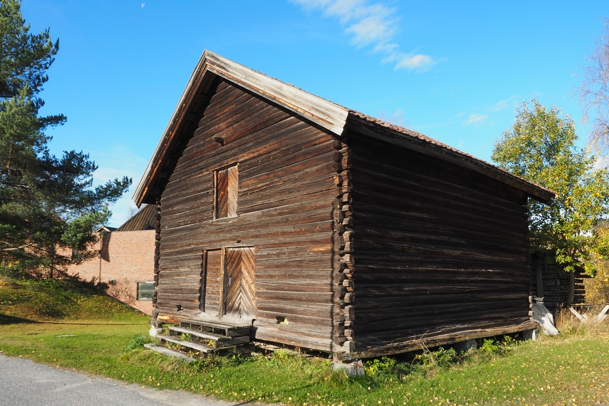 Sigdalske kompani er første gang nevnt i 1718, under den store nordiske krigen. Kompaniet hørte da inn under det 2. Opplandske infanteriregiment og bestod av 100 mann. Telthuset, også kalt kornmagasinet, ble bygget i 1802 som erstatning for et eldre lagerhus som var blitt for lite. Det stod opprinnelig i nærheten av Holmen kirke i Prestfoss.