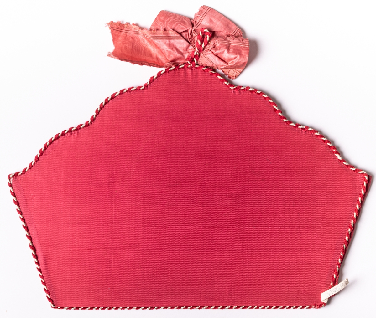 Handskkorg att hänga på väggen, broderad på stramalj, fodrad med rosa siden och kantad med röd och vit snodd.