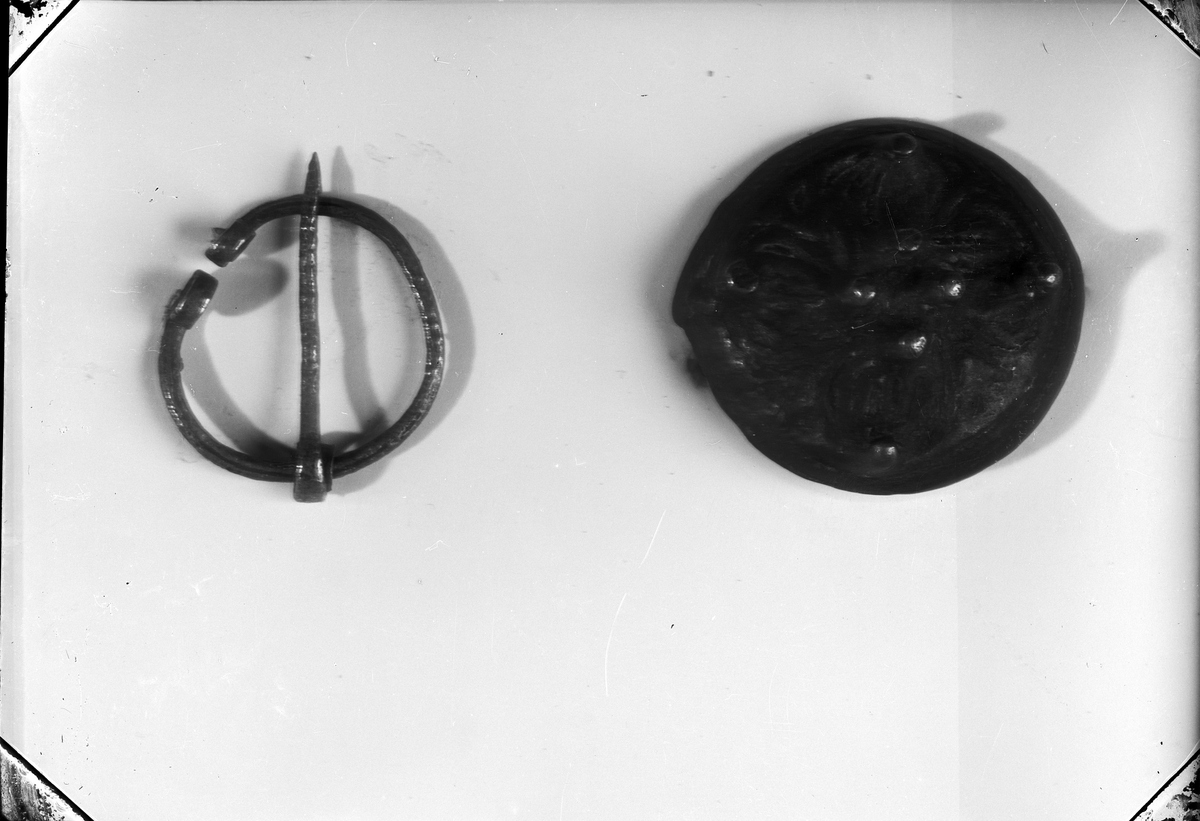 Ringspänne och sköldbuckla, Hökhuvud socken, Uppland