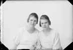 Anna och Sigrid Eriksson från Johannisfors, Forsmarks socken, Uppland 1922