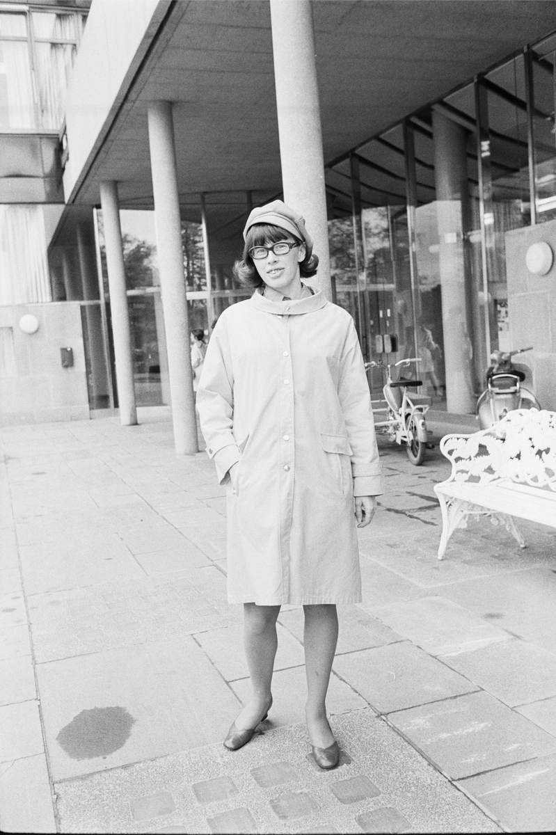 Birgitta Dahl utanför Uppsala stadshus juni 1969