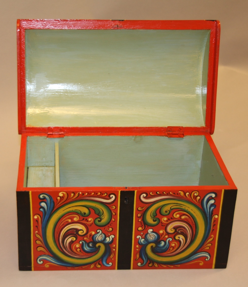 Rosemåla. lita kiste i klare fargar. Tydlege C-krullar både på loket og framme, desse er ramma inn med svarte, måla band.Raud botnfarge. Einsfarga sider og bakside. Umåla under botn. På Baksida er det måla DALEN.  Inni har kista eit lite rom på den eine sida. Grønmåla inni. Kuva lok. Lås med nøkkel.