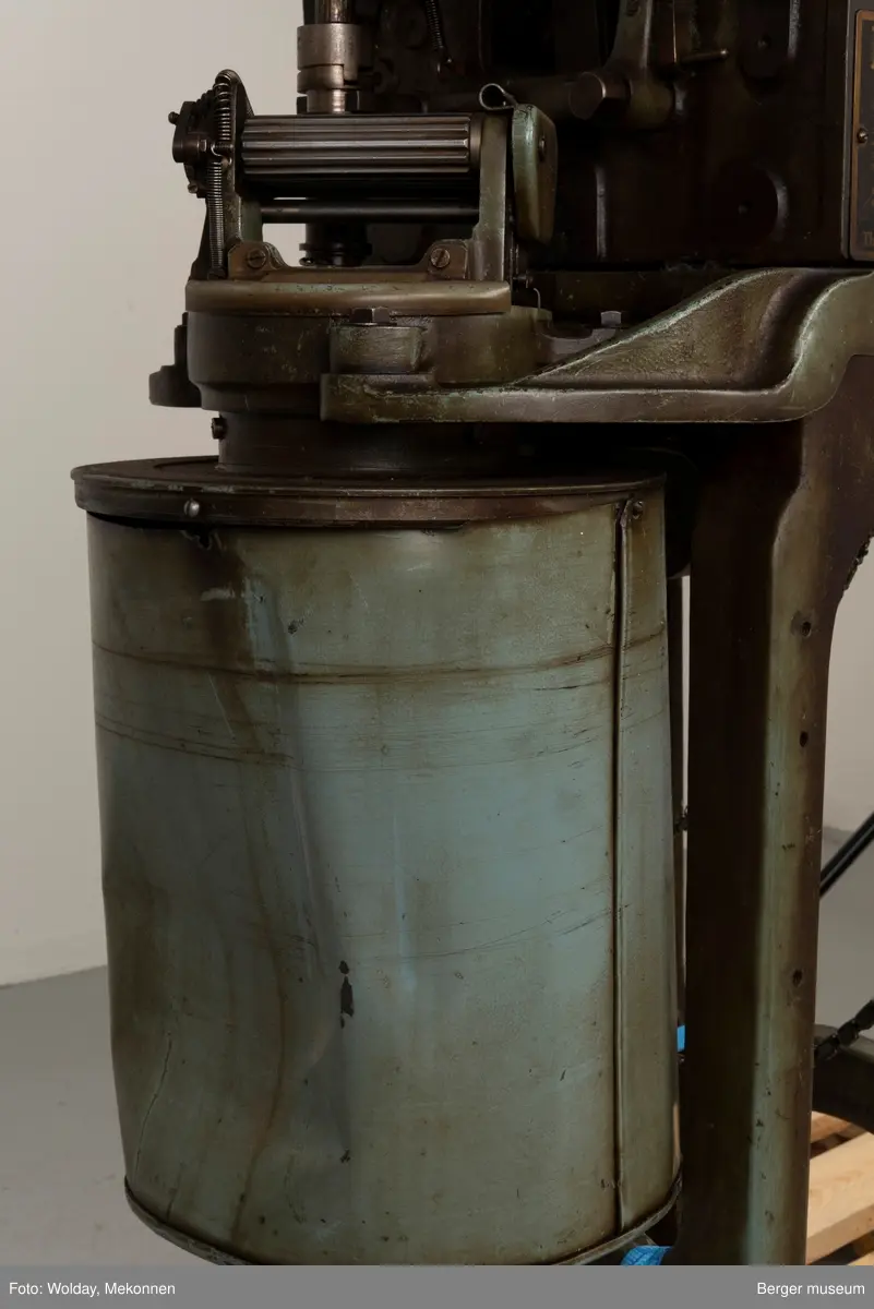 Strikkemaskin i flere deler.