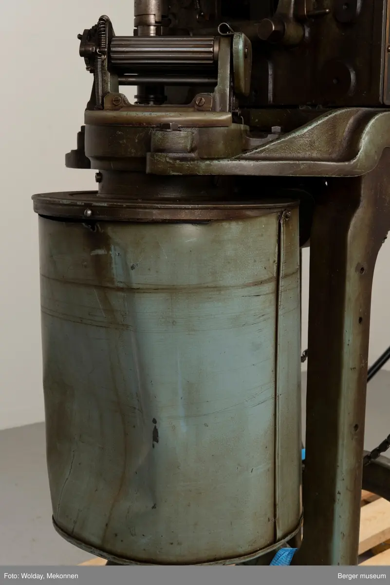 Strikkemaskin i flere deler.