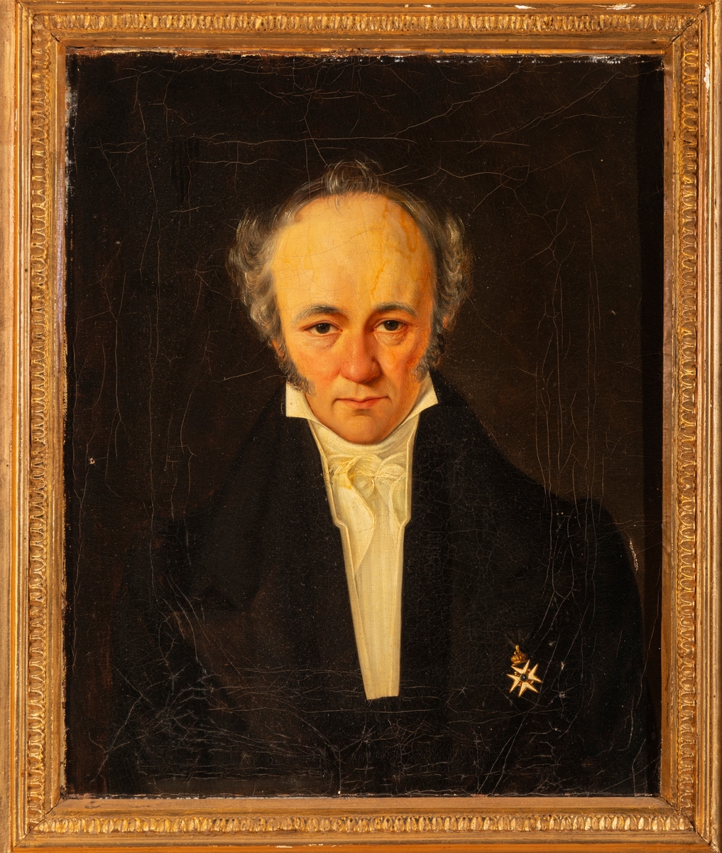Portrett av Jakob Nicolay Roll. Brystbilde en face. Grått hår og skinnskjegg. Kledd i mørk jakke med bremmer. Hvit skjorte med stående krage og knyttet halstørkle. St. Olavs Orden på hans venstre bryst. Mørk bakgrunn. 