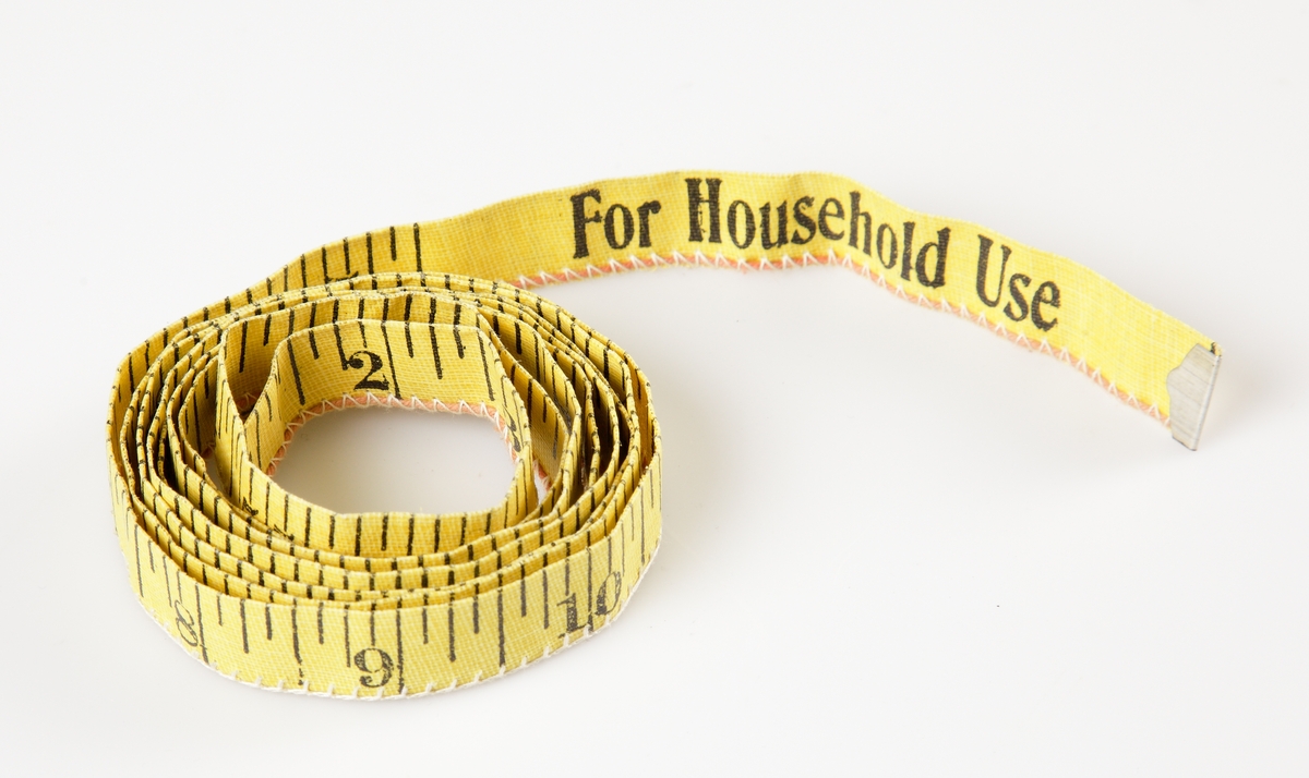 Sytillbehör och diverse ting förvarade i pappkartong. 1) ett måttband, 157 mm långt 2) ett nålark 3) 650 mm lång spets 4) en trådrulle grön silkestråd 5) en trådrulle lila silkestråd 6) en trådrulle brun silkestråd 7) en trådrulle svart bomullstråd 8) en trådrulle svart björntråd, glansig 9) två julmärken från 1926 10) en blyertspenna med suddgummi 11) en blyertspenna 12) en blyertspenna 13) en stålpenna 14) en spole med strumpstoppningsgarn 15) spillbitar av sidensatin 16) en gardindocka vinrött ullgarn 17) Två små vita knappar.

Inskrivet i huvudkatalogen 1997.