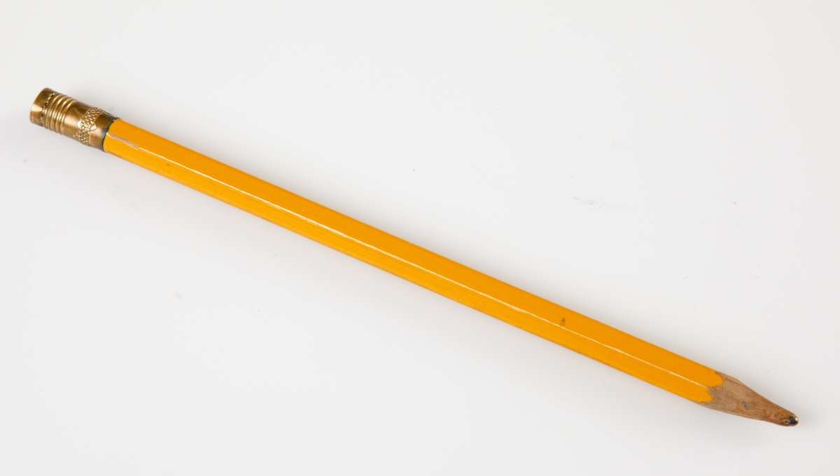 Sytillbehör och diverse ting förvarade i pappkartong. 1) ett måttband, 157 mm långt 2) ett nålark 3) 650 mm lång spets 4) en trådrulle grön silkestråd 5) en trådrulle lila silkestråd 6) en trådrulle brun silkestråd 7) en trådrulle svart bomullstråd 8) en trådrulle svart björntråd, glansig 9) två julmärken från 1926 10) en blyertspenna med suddgummi 11) en blyertspenna 12) en blyertspenna 13) en stålpenna 14) en spole med strumpstoppningsgarn 15) spillbitar av sidensatin 16) en gardindocka vinrött ullgarn 17) Två små vita knappar.

Inskrivet i huvudkatalogen 1997.