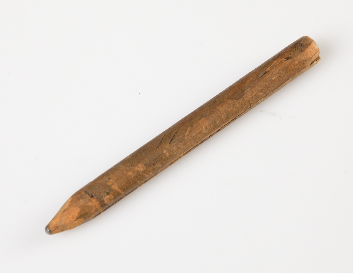 Sytillbehör och diverse ting förvarade i pappkartong. 1) ett måttband, 157 mm långt 2) ett nålark 3) 650 mm lång spets 4) en trådrulle grön silkestråd 5) en trådrulle lila silkestråd 6) en trådrulle brun silkestråd 7) en trådrulle svart bomullstråd 8) en trådrulle svart björntråd, glansig 9) två julmärken från 1926 10) en blyertspenna med suddgummi 11) en blyertspenna 12) en blyertspenna 13) en stålpenna 14) en spole med strumpstoppningsgarn 15) spillbitar av sidensatin 16) en gardindocka vinrött ullgarn 17) Två små vita knappar.

Inskrivet i huvudkatalogen 1997.