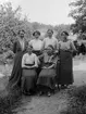 Sommaren 1914 gästades enligt uppgift Agnes Fredriksson av vänner och släktingar och valde att föreviga dagen med ett grupporträtt hos fotograf Emil Durling i hans trädgård vid Strömmen, Sankt Anna socken. 
Överst från vänster står Agnes Fredriksson själv följt av en oidentifierad kvinna vid namn Greta från Boda, troligtvis Östra Ryd socken. Därefter står Edit Andersson och Ruth Johansson. Sittandes från vänster är Anna Andersson, lillasyster till Edit och därefter Elsa Härn.