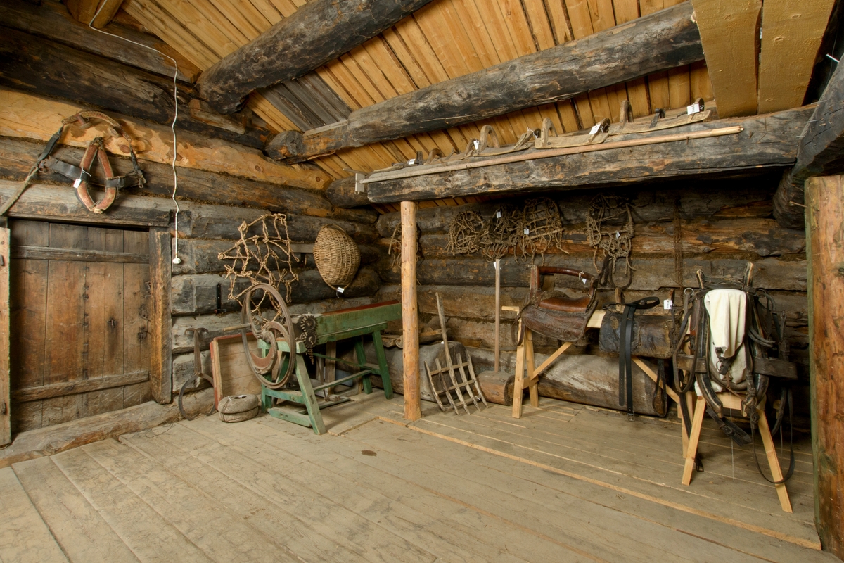 Fjøset er fra gården Steen og datert 1706. Bygningen er av tømmer over en etasje med inngang i gavlen. På taket er det villskifer som ikke er særlig vanlig i Østerdalen. Fjøset brukes i dag som utstillingslokale for landbruks- og hesteutstyr.