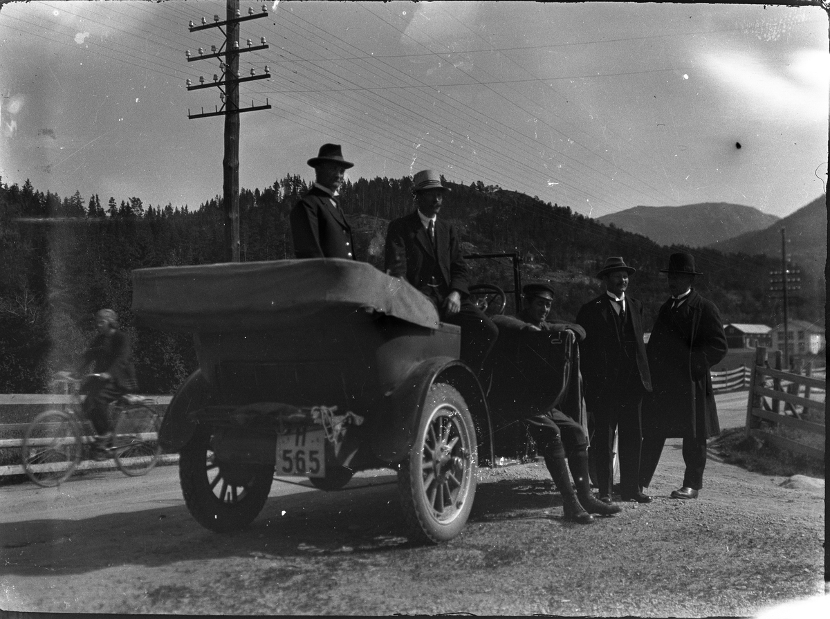 Fotosamling etter Bendik Ketilson Taraldlien (1863-1951) Fyresdal. Gårdbruker, fotograf og skogbruksmann. Fotosamlingen etter fotograf Taraldlien dokumenterer områdene Fyresdal og omegn. 
Gruppeportrett med fem menn og bil.