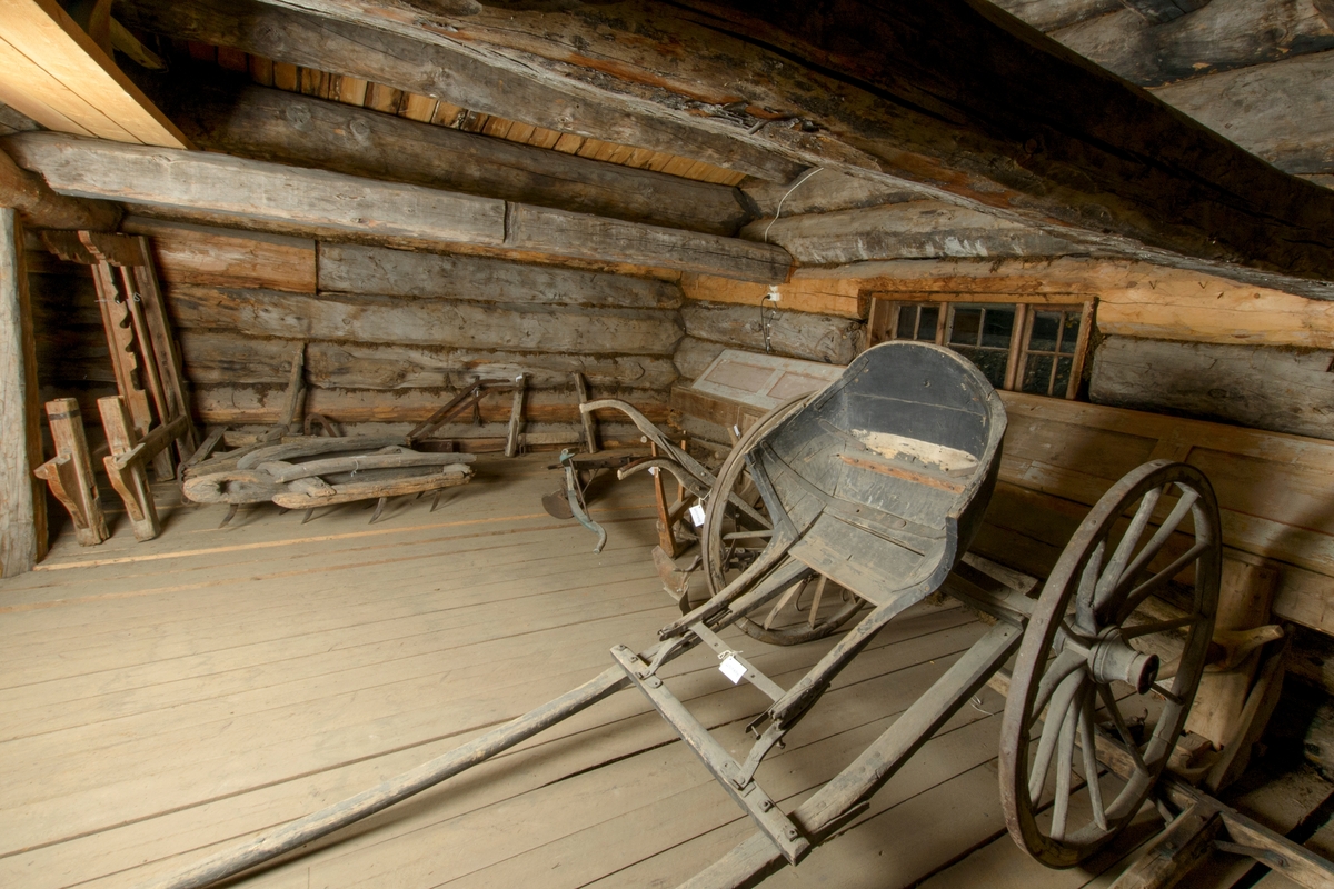 Fjøset er fra gården Steen og datert 1706. Bygningen er av tømmer over en etasje med inngang i gavlen. På taket er det villskifer som ikke er særlig vanlig i Østerdalen. Fjøset brukes i dag som utstillingslokale for landbruks- og hesteutstyr.