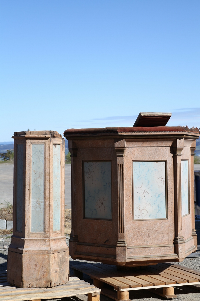 Prekestol (a), fot (b) og (c og d) et dekorelement formet som en flamme, fra Aas kirke, Bøverbru. Sekskantet prekestol med en innebygget plate for å plassere bibelen langs framsiden. Hver side har speil som er blåmalt i marmoreringsteknikk, mens resten av hver vegg er malt rosa med prikker i dekorasjonsmaling som imiterer en annen steintype. Påskrift nede på prekestolen: "Uttatt 1915 fra Aas Bøverbru". Antatt tatt ut fra Aas kirke i forbindelse med brannen i 1915.