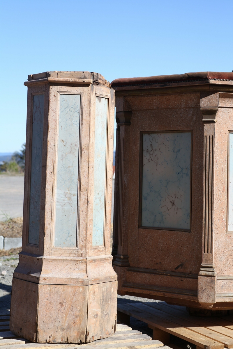 Prekestol (a), fot (b) og (c og d) et dekorelement formet som en flamme, fra Aas kirke, Bøverbru. Sekskantet prekestol med en innebygget plate for å plassere bibelen langs framsiden. Hver side har speil som er blåmalt i marmoreringsteknikk, mens resten av hver vegg er malt rosa med prikker i dekorasjonsmaling som imiterer en annen steintype. Påskrift nede på prekestolen: "Uttatt 1915 fra Aas Bøverbru". Antatt tatt ut fra Aas kirke i forbindelse med brannen i 1915.