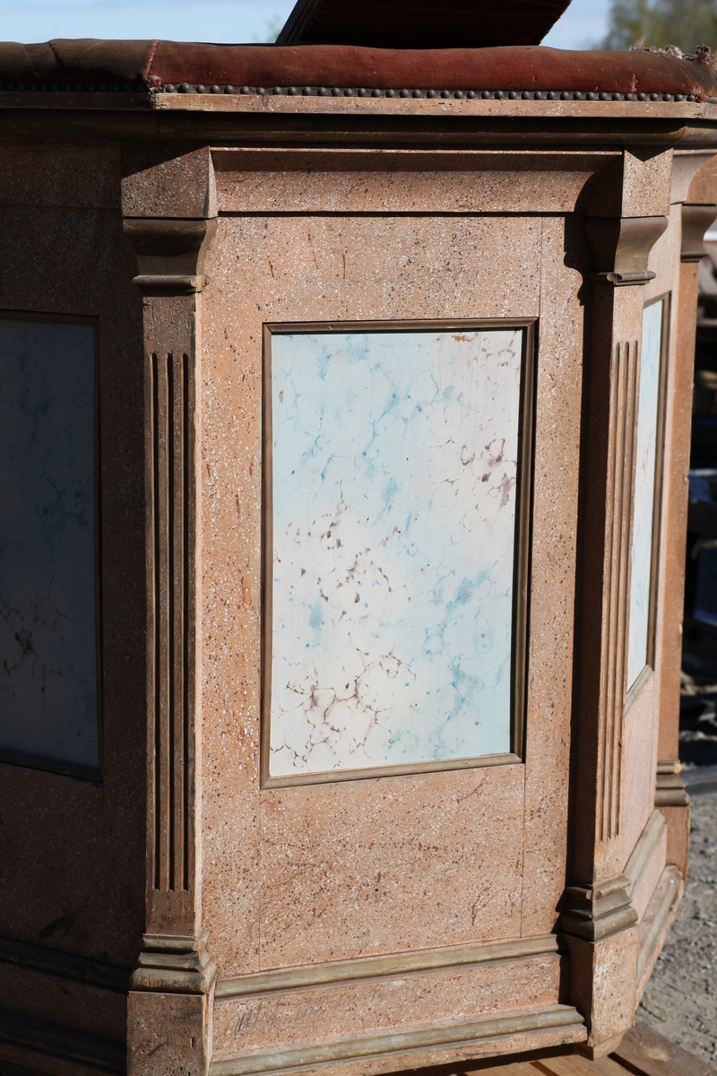 Prekestol (a), fot (b) og (c og d) et dekorelement formet som en flamme, fra Aas kirke, Bøverbru. Sekskantet prekestol med en innebygget plate for å plassere bibelen langs framsiden. Hver side har speil som er blåmalt i marmoreringsteknikk, mens resten av hver vegg er malt rosa med prikker i dekorasjonsmaling som imiterer en annen steintype. Påskrift nede på prekestolen: "Uttatt 1915 fra Aas Bøverbru". Antatt tatt ut fra Aas kirke i forbindelse med brannen i 1915.