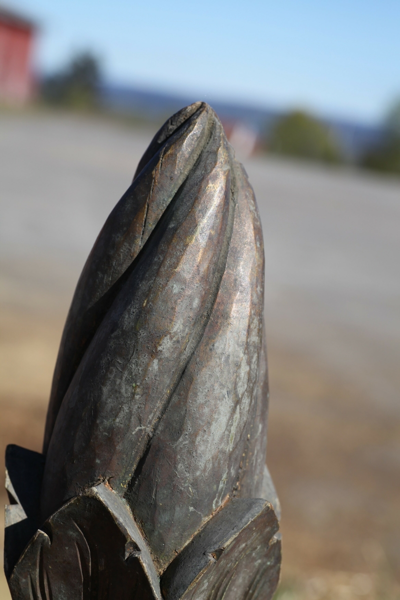 Prekestol (a), fot (b) og (c og d) et dekorelement formet som en flamme, fra Aas kirke, Bøverbru. Sekskantet prekestol med en innebygget plate for å plassere bibelen langs framsiden. Hver side har speil som er blåmalt i marmoreringsteknikk, mens resten av hver vegg er malt rosa med prikker i dekorasjonsmaling som imiterer en annen steintype. Påskrift nede på prekestolen: "Uttatt 1915 fra Aas Bøverbru". Antatt tatt ut fra Aas kirke i forbindelse med brannen i 1915.