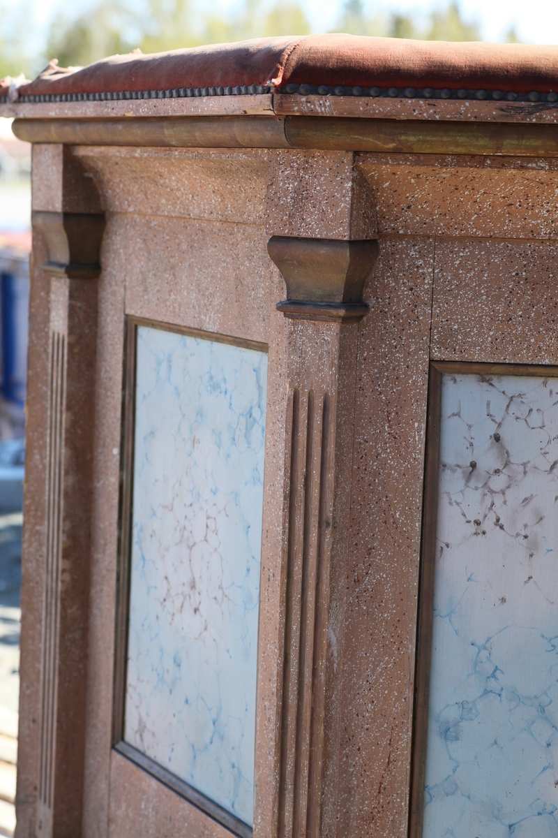 Prekestol (a), fot (b) og (c og d) et dekorelement formet som en flamme, fra Aas kirke, Bøverbru. Sekskantet prekestol med en innebygget plate for å plassere bibelen langs framsiden. Hver side har speil som er blåmalt i marmoreringsteknikk, mens resten av hver vegg er malt rosa med prikker i dekorasjonsmaling som imiterer en annen steintype. Påskrift nede på prekestolen: "Uttatt 1915 fra Aas Bøverbru". Antatt tatt ut fra Aas kirke i forbindelse med brannen i 1915.