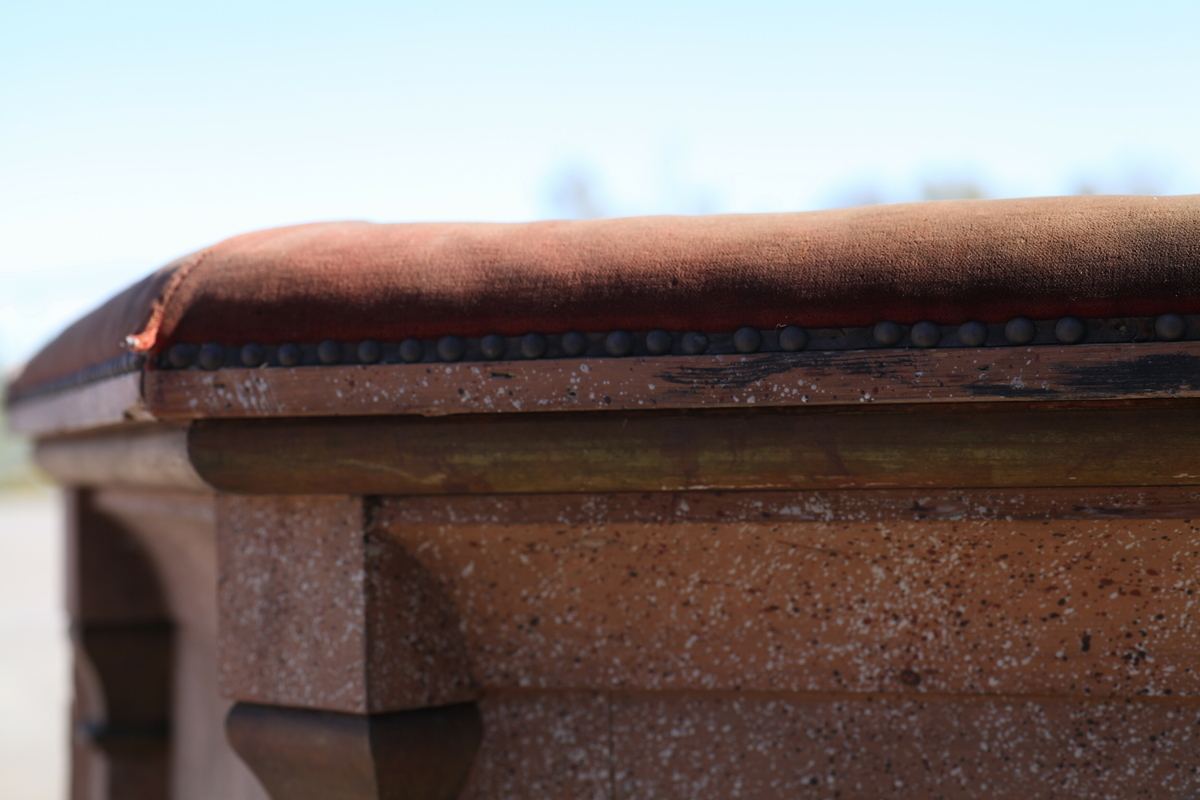 Prekestol (a), fot (b) og (c og d) et dekorelement formet som en flamme, fra Aas kirke, Bøverbru. Sekskantet prekestol med en innebygget plate for å plassere bibelen langs framsiden. Hver side har speil som er blåmalt i marmoreringsteknikk, mens resten av hver vegg er malt rosa med prikker i dekorasjonsmaling som imiterer en annen steintype. Påskrift nede på prekestolen: "Uttatt 1915 fra Aas Bøverbru". Antatt tatt ut fra Aas kirke i forbindelse med brannen i 1915.