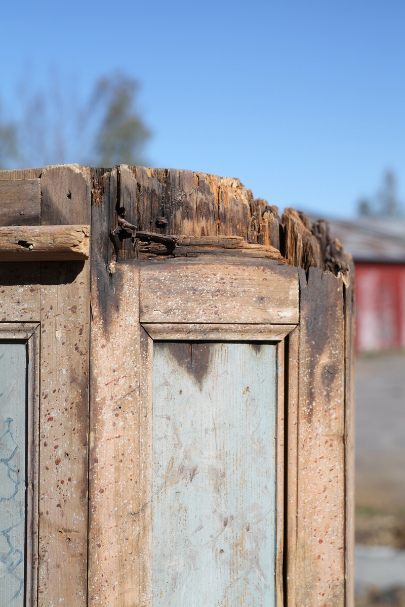 Prekestol (a), fot (b) og (c og d) et dekorelement formet som en flamme, fra Aas kirke, Bøverbru. Sekskantet prekestol med en innebygget plate for å plassere bibelen langs framsiden. Hver side har speil som er blåmalt i marmoreringsteknikk, mens resten av hver vegg er malt rosa med prikker i dekorasjonsmaling som imiterer en annen steintype. Påskrift nede på prekestolen: "Uttatt 1915 fra Aas Bøverbru". Antatt tatt ut fra Aas kirke i forbindelse med brannen i 1915.