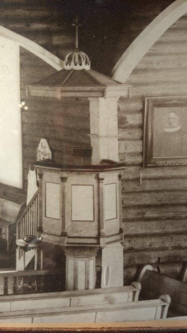 Prekestol (a), fot (b) og (c og d) et dekorelement formet som en flamme, fra Aas kirke, Bøverbru. Sekskantet prekestol med en innebygget plate for å plassere bibelen langs framsiden. Hver side har speil som er blåmalt i marmoreringsteknikk, mens resten av hver vegg er malt rosa med prikker i dekorasjonsmaling som imiterer en annen steintype. Påskrift nede på prekestolen: "Uttatt 1915 fra Aas Bøverbru". Antatt tatt ut fra Aas kirke i forbindelse med brannen i 1915.